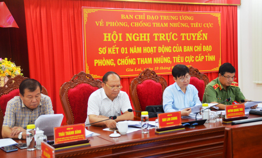 Các đồng chí lãnh đạo tỉnh chủ trì tại điểm cầu Gia Lai. Ảnh: Vĩnh Hoàng