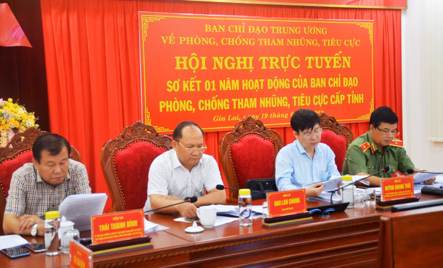 Các đồng chí lãnh đạo tỉnh chủ trì tại điểm cầu Gia Lai. Ảnh: Vĩnh Hoàng Các đồng chí lãnh đạo tỉnh chủ trì tại điểm cầu Gia Lai. Ảnh: Vĩnh Hoàng