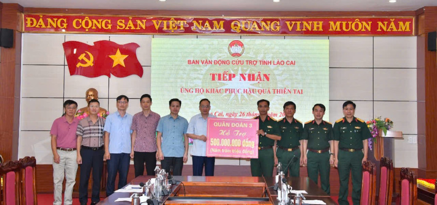 Đoàn công tác của Quân đoàn 3 trao số tiền 500 triệu đồng hỗ trợ tỉnh Lào Cai khắc phục hậu quả thiên tai. Ảnh: Danh Quang Đoàn công tác của Quân đoàn 3 trao số tiền 500 triệu đồng hỗ trợ tỉnh Lào Cai khắc phục hậu quả thiên tai. Ảnh: Danh Quang