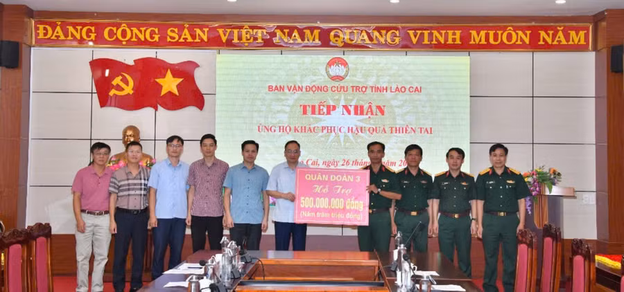 Đoàn công tác của Quân đoàn 3 trao số tiền 500 triệu đồng hỗ trợ tỉnh Lào Cai khắc phục hậu quả thiên tai. Ảnh: Danh Quang