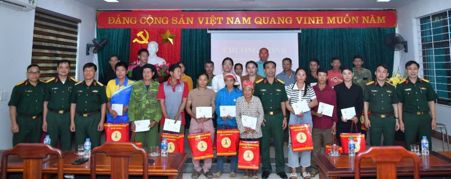 Đoàn công tác tặng 20 suất quà cho người dân xã Bản Vược, huyện Bát Xát, tỉnh Lào Cai. Ảnh: Danh Quan Đoàn công tác tặng 20 suất quà cho người dân xã Bản Vược, huyện Bát Xát, tỉnh Lào Cai. Ảnh: Danh Quan