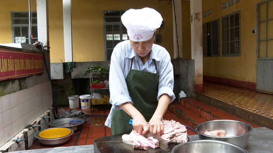 Chị Nguyễn Thị Nga đang chế biến thức ăn. Ảnh: Vĩnh Hoàng Chị Nguyễn Thị Nga đang chế biến thức ăn. Ảnh: Vĩnh Hoàng