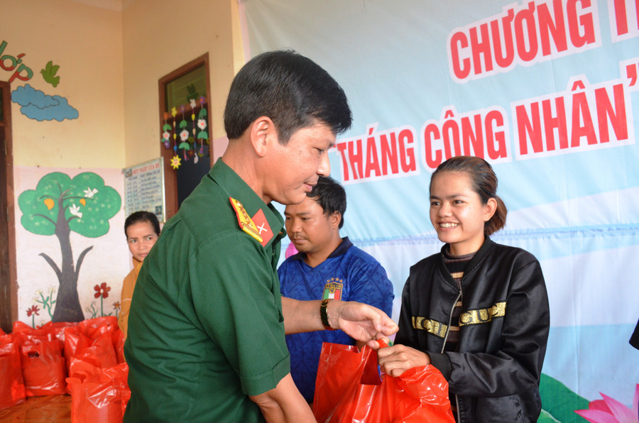 Lãnh đạo công ty trao quà cho các công nhân có hoàn cảnh khó khăn. Ảnh: Vĩnh Hoàng Lãnh đạo công ty trao quà cho các công nhân có hoàn cảnh khó khăn. Ảnh: Vĩnh Hoàng