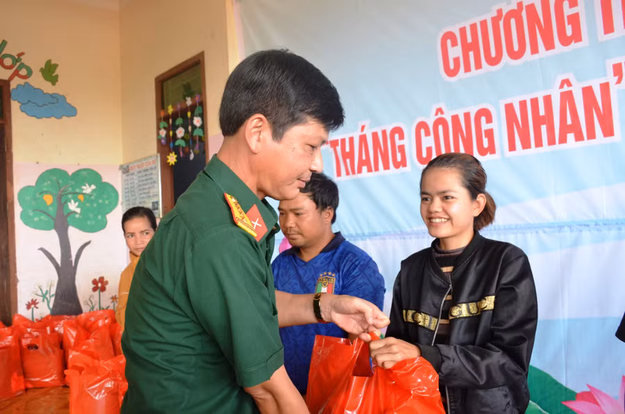 Lãnh đạo công ty trao quà cho các công nhân có hoàn cảnh khó khăn. Ảnh: Vĩnh Hoàng