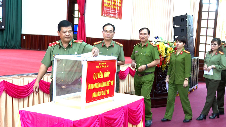 Lãnh đạo Công an tỉnh quyên góp ủng hộ đồng bào bị thiệt hại do bão, lũ. Ảnh: Vĩnh Hoàng Lãnh đạo Công an tỉnh quyên góp ủng hộ đồng bào bị thiệt hại do bão, lũ. Ảnh: Vĩnh Hoàng