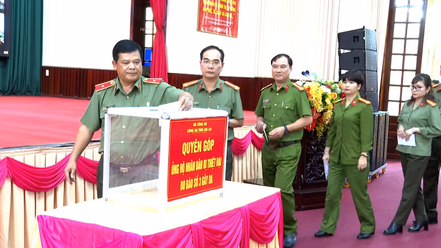 Lãnh đạo Công an tỉnh quyên góp ủng hộ đồng bào bị thiệt hại do bão, lũ. Ảnh: Vĩnh Hoàng