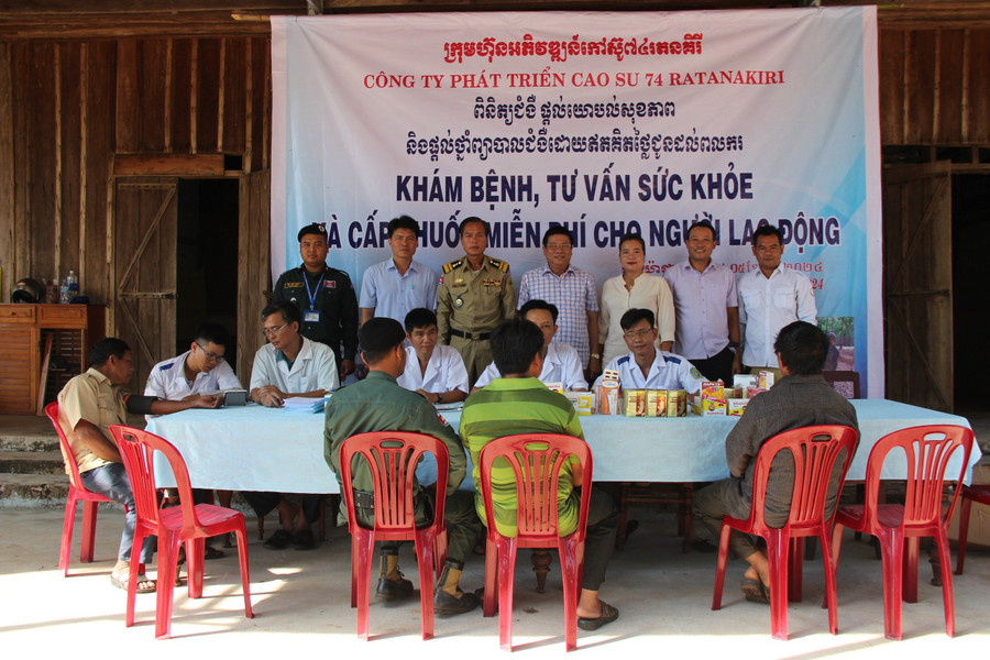 Khám bệnh, cấp thuốc cho người dân. Ảnh: Thiên Thanh Khám bệnh, cấp thuốc cho người dân. Ảnh: Thiên Thanh