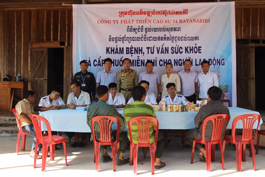 Khám bệnh, cấp thuốc cho người dân. Ảnh: Thiên Thanh