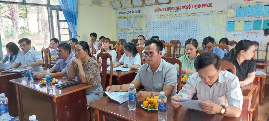 Các đảng viên tham dự buổi sinh hoạt chi bộ. Ảnh: Vĩnh Hoàng Các đảng viên tham dự buổi sinh hoạt chi bộ. Ảnh: Vĩnh Hoàng