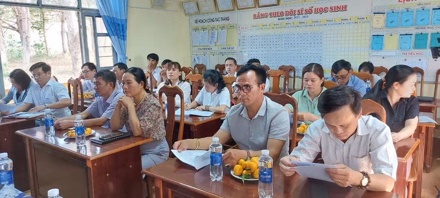 Các đảng viên tham dự buổi sinh hoạt chi bộ. Ảnh: Vĩnh Hoàng