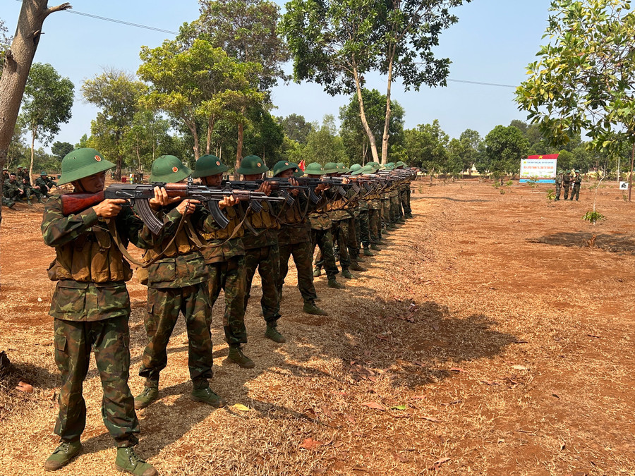 Huấn luyện bắn súng tiểu liên AK cho các chiến sĩ mới. Ảnh: Vĩnh Hoàng Huấn luyện bắn súng tiểu liên AK cho các chiến sĩ mới. Ảnh: Vĩnh Hoàng