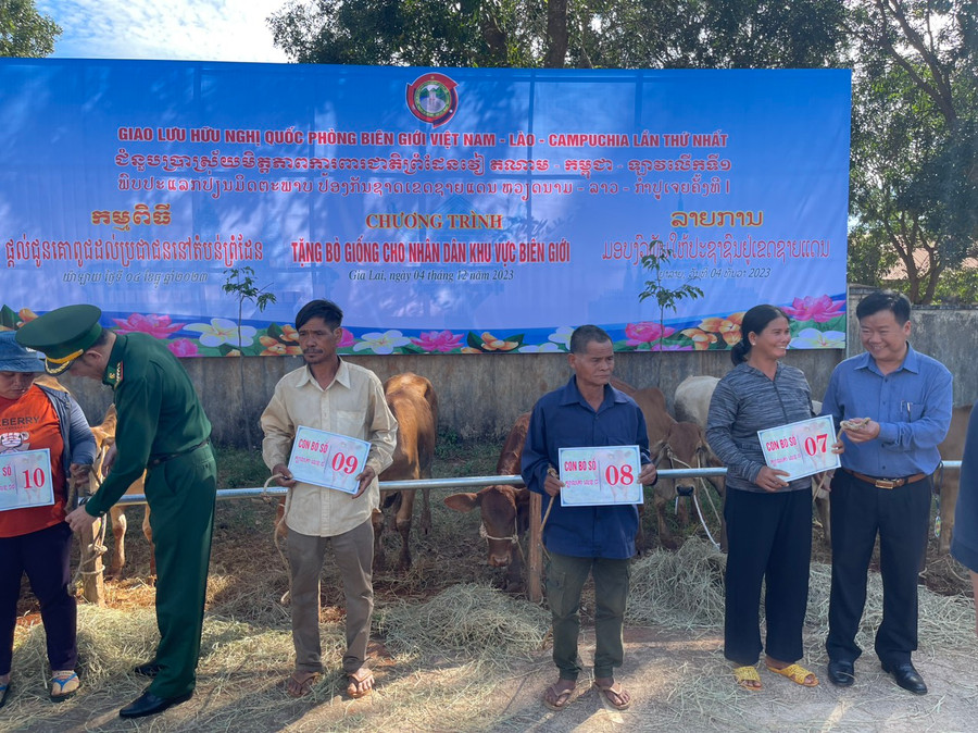 Lãnh đạo địa phương và đơn vị trao bò cho người dân. Ảnh: Vĩnh Hoàng Lãnh đạo địa phương và đơn vị trao bò cho người dân. Ảnh: Vĩnh Hoàng