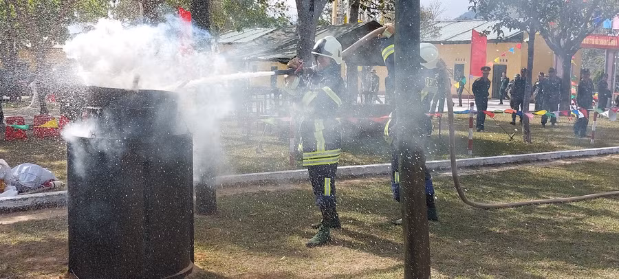 Thực hiện nội dung chữa cháy. Ảnh: Vĩnh Hoàng