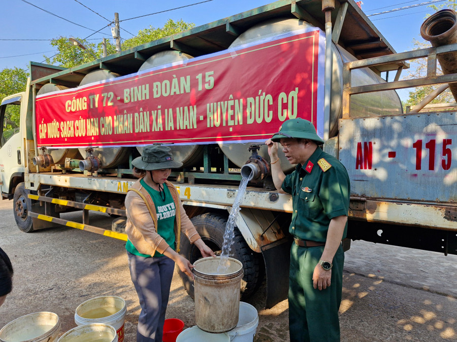 Chắt chiu những giọt nước mát lành. Ảnh: Vĩnh Hoàng Chắt chiu những giọt nước mát lành. Ảnh: Vĩnh Hoàng