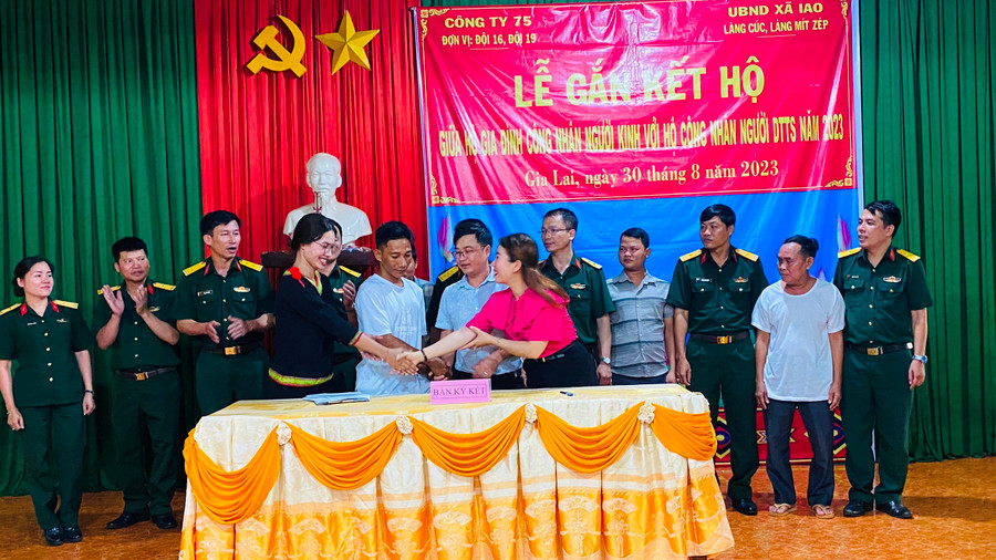 Tổ chức lễ gắn kết hộ. Ảnh: Vĩnh Hoàng