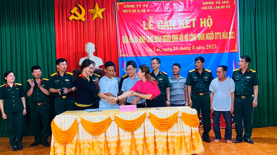 Tổ chức lễ gắn kết hộ. Ảnh: Vĩnh Hoàng