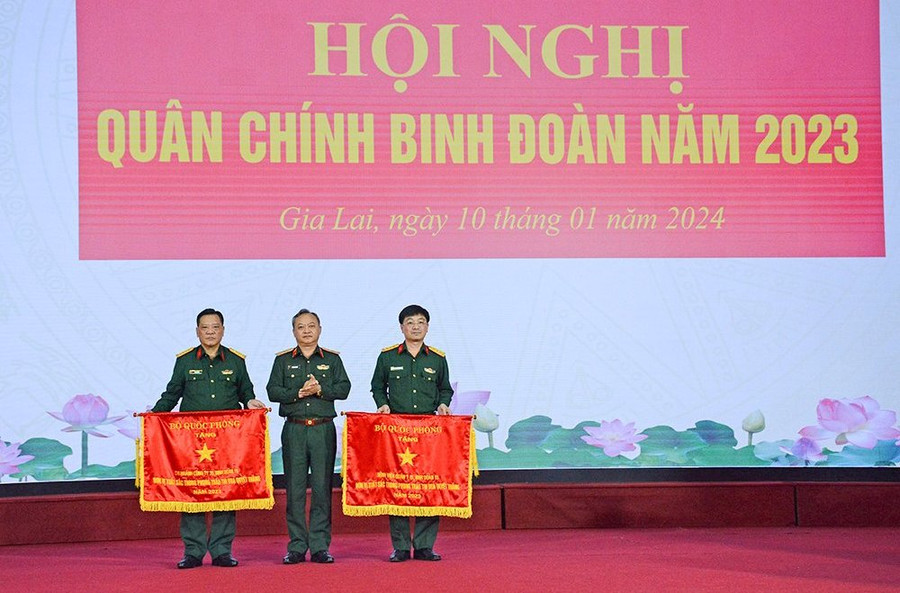 Thiếu tướng Hoàng Văn Sỹ-Tư lệnh Binh đoàn trao Cờ thi đua của Bộ Quốc phòng cho các tập thể. Ảnh: Vĩnh Hoàng