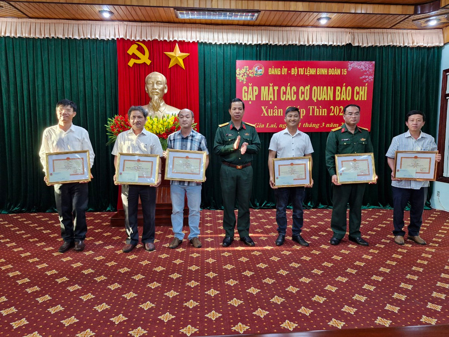 Đại tá Khuất Bá Cao trao bằng khen cho các tập thể. Ảnh: Vĩnh Hoàng Đại tá Khuất Bá Cao trao bằng khen cho các tập thể. Ảnh: Vĩnh Hoàng