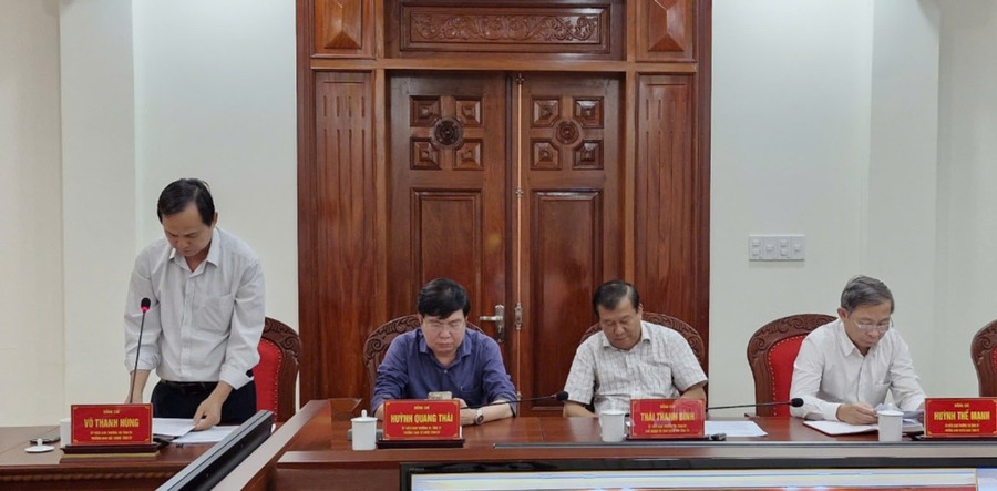 Đồng chí Võ Thanh Hùng-Ủy viên Ban Thường vụ Tỉnh ủy, Trưởng ban Nội chính Tỉnh ủy, Phó trưởng Ban Thường trực Ban Chỉ đạo phòng-chống tham nhũng, tiêu cực tỉnh trình bày báo cáo tại hội nghị. Ảnh: Vĩnh Hoàng