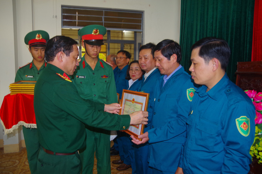 Lãnh đạo Bộ Chỉ huy Quân sự tỉnh tặng giấy khen cho các tập thể có thành tích xuất sắc. Ảnh: Vĩnh Hoàng Lãnh đạo Bộ Chỉ huy Quân sự tỉnh tặng giấy khen cho các tập thể có thành tích xuất sắc. Ảnh: Vĩnh Hoàng