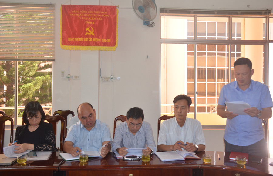 Lãnh đạo Ủy ban Kiểm tra Tỉnh ủy trình bày báo cáo tại hội nghị. Ảnh: Vĩnh Hoàng Lãnh đạo Ủy ban Kiểm tra Tỉnh ủy trình bày báo cáo tại hội nghị. Ảnh: Vĩnh Hoàng