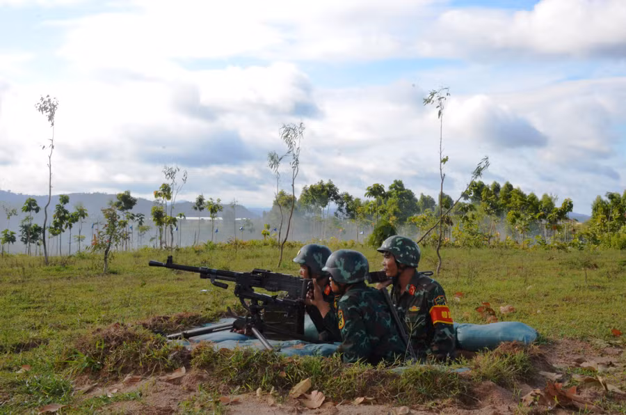 Lực lượng vũ trang huyện Ia Pa thực binh đánh địch. Ảnh: Vĩnh Hoàng Lực lượng vũ trang huyện Ia Pa thực binh đánh địch. Ảnh: Vĩnh Hoàng