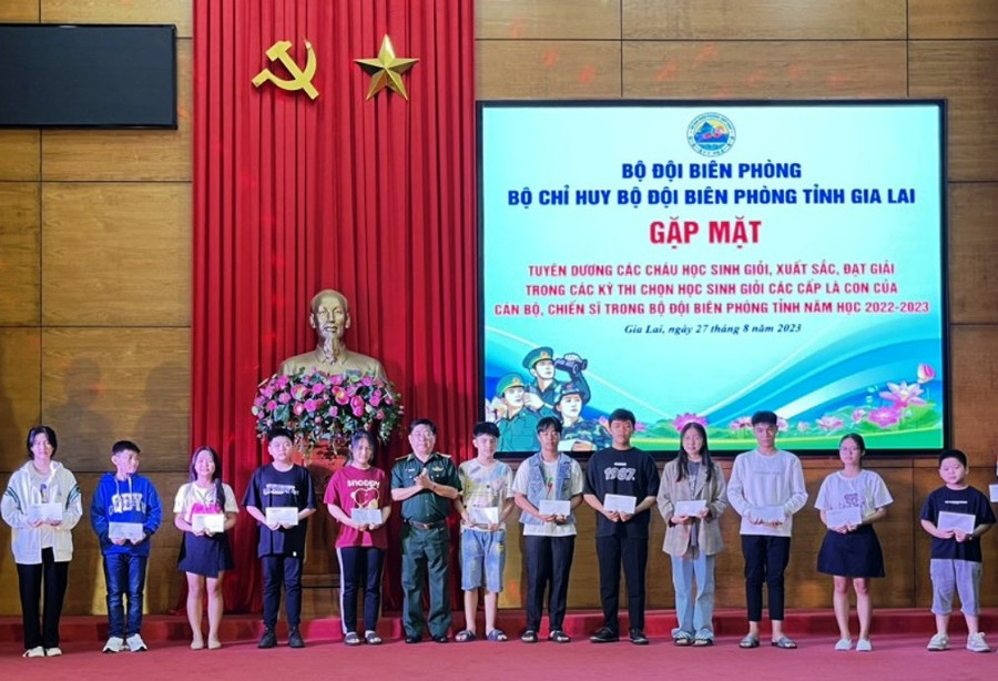 Đại tá Hoàng Xuân Hải-Chủ nhiệm Chính trị Bộ đội Biên phòng tỉnh tặng quà cho các cháu học sinh. Ảnh: Vĩnh Hoàng Đại tá Hoàng Xuân Hải-Chủ nhiệm Chính trị Bộ đội Biên phòng tỉnh tặng quà cho các cháu học sinh. Ảnh: Vĩnh Hoàng