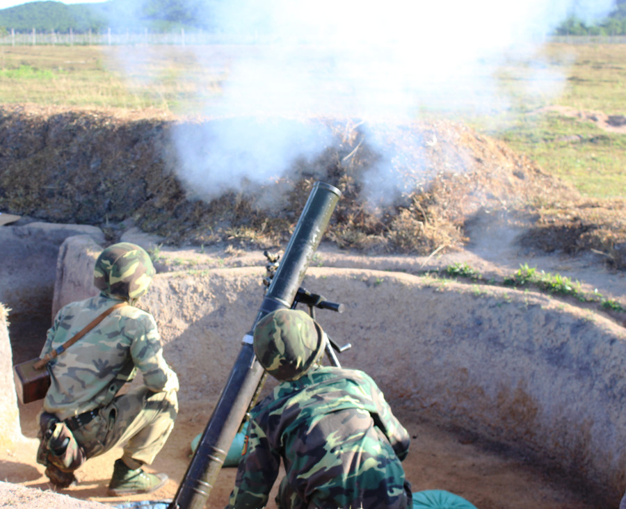 Các loại cối 80, 100 áp chế hỏa lực địch. Ảnh: Vĩnh Hoàng