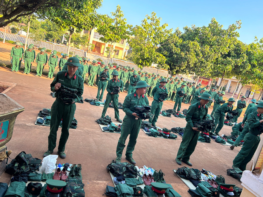 Để duy trì tác phong, nền nếp, Tiểu đoàn tổ chức kiểm tra nội vụ, quân tư trang của chiến sĩ. Ảnh: Vĩnh Hoàng Để duy trì tác phong, nền nếp, Tiểu đoàn tổ chức kiểm tra nội vụ, quân tư trang của chiến sĩ. Ảnh: Vĩnh Hoàng