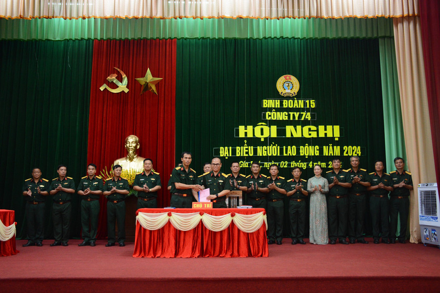 Ký thỏa ước người lao động. Ảnh: Vĩnh Hoàng