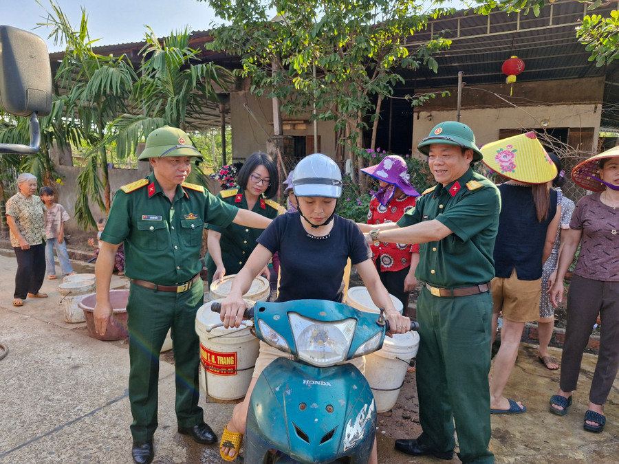 Cán bộ Binh đoàn 15 và lãnh đạo Công ty 72 giúp người dân đưa nước về nhà. Ảnh: Vĩnh Hoàng Cán bộ Binh đoàn 15 và lãnh đạo Công ty 72 giúp người dân đưa nước về nhà. Ảnh: Vĩnh Hoàng