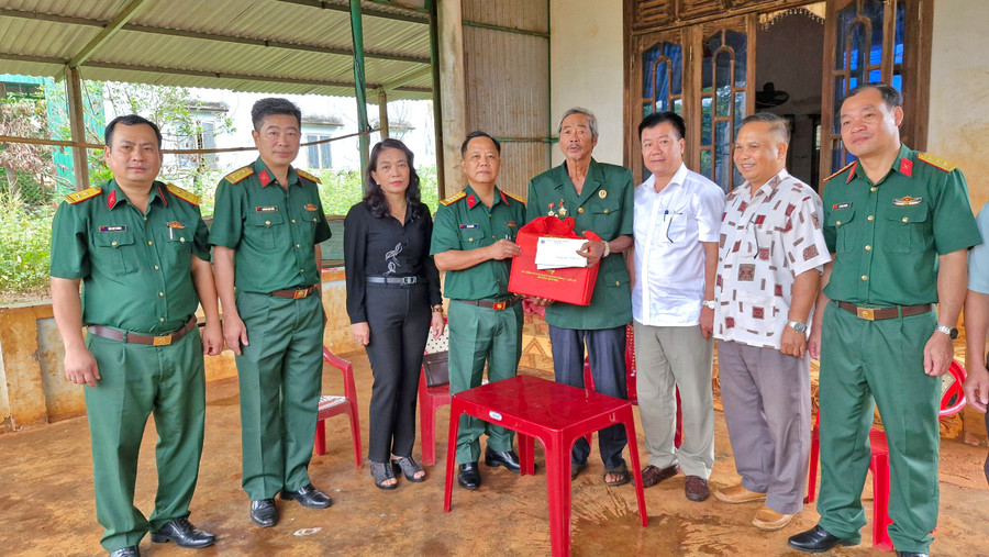 Đại tá Lê Kim Giàu cùng đoàn công tác thăm, tặng quà gia đình ông Rơ Mah Hoan. Ảnh: Vĩnh Hoàng Đại tá Lê Kim Giàu cùng đoàn công tác thăm, tặng quà gia đình ông Rơ Mah Hoan. Ảnh: Vĩnh Hoàng
