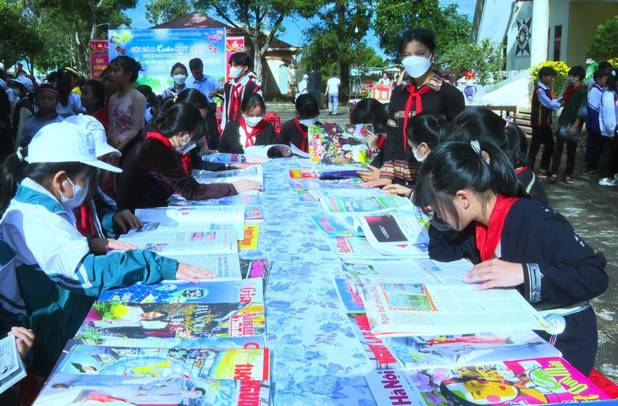 Các em học sinh say sưa đọc các ấn phẩm Xuân. Ảnh: Vĩnh Hoàng Các em học sinh say sưa đọc các ấn phẩm Xuân. Ảnh: Vĩnh Hoàng