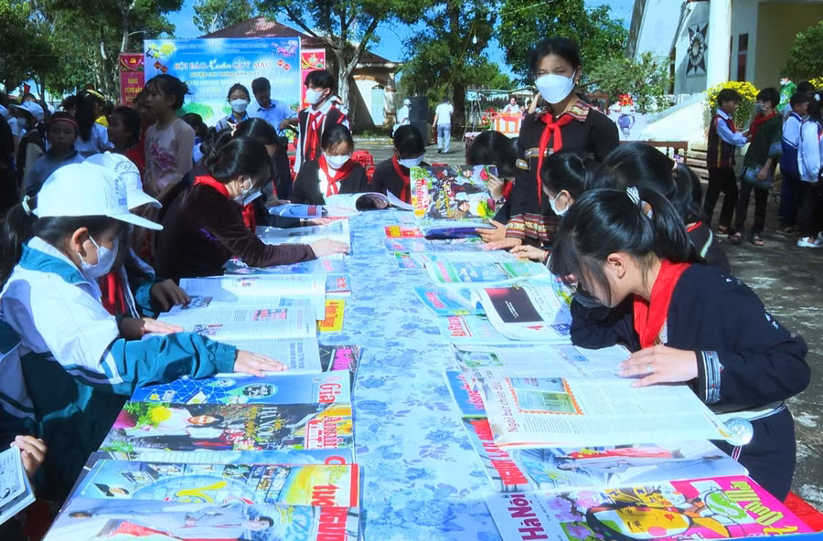 Các em học sinh say sưa đọc các ấn phẩm Xuân. Ảnh: Vĩnh Hoàng