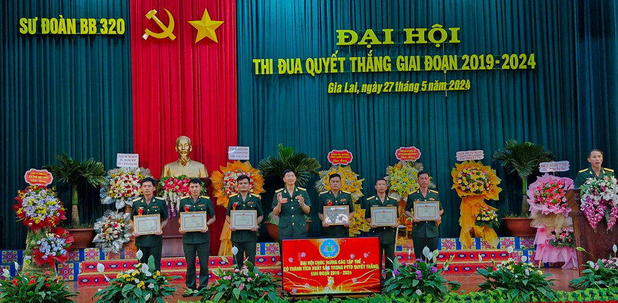 Chính ủy Sư đoàn 320 tặng giấy khen cho 6 tập thể có thành tích xuất sắc. Ảnh: Vĩnh Hoàng