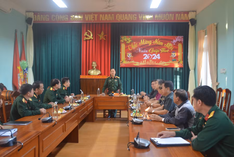 Đại tá Lê Kim Giàu thăm, chúc Tết Ban Chỉ huy Quân sự huyện Đức Cơ. Ảnh: Vĩnh Hoàng