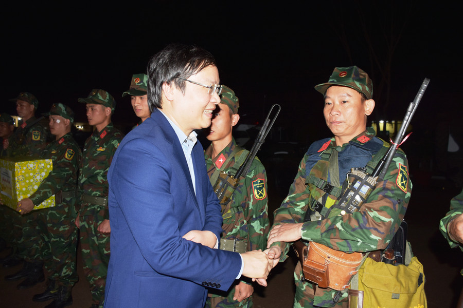 Chủ tịch UBND tỉnh Trương Hải Long thăm hỏi và động viên cán bộ, chiến sĩ Đại đội Thiết giáp. Ảnh: Vĩnh Hoàng Chủ tịch UBND tỉnh Trương Hải Long thăm hỏi và động viên cán bộ, chiến sĩ Đại đội Thiết giáp. Ảnh: Vĩnh Hoàng