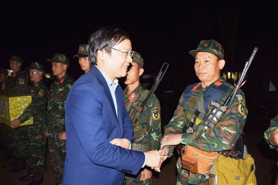 Chủ tịch UBND tỉnh Trương Hải Long thăm hỏi và động viên cán bộ, chiến sĩ Đại đội Thiết giáp. Ảnh: Vĩnh Hoàng