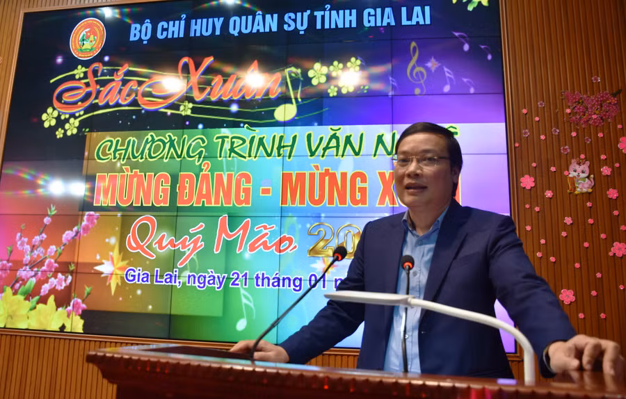 Chủ tịch UBND tỉnh Trương Hải Long chúc mừng năm mới lực lượng vũ trang tỉnh. Ảnh: Vĩnh Hoàng