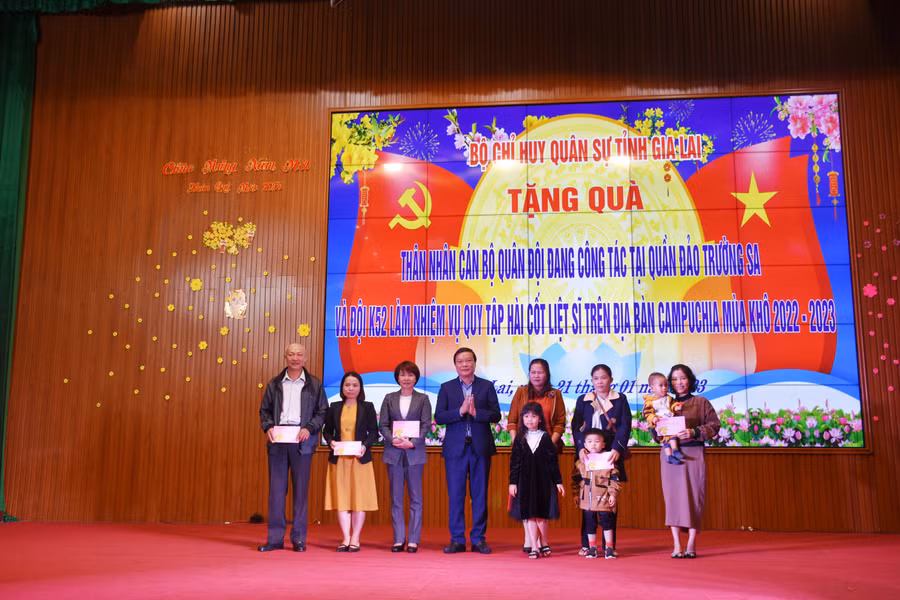 Chủ tịch UBND tỉnh Trương Hải Long (thứ 4 từ trái sang) tặng quà các gia đình có người thân đang làm nhiệm vụ tại quần đảo Trường Sa và Campuchia. Ảnh: Vĩnh Hoàng