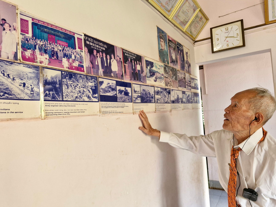 Ông Quý nhìn những tấm hình để nhớ về một thời tham gia Chiến dịch Điện Biên Phủ. Ảnh: Vĩnh Hoàng Ông Quý nhìn những tấm hình để nhớ về một thời tham gia Chiến dịch Điện Biên Phủ. Ảnh: Vĩnh Hoàng