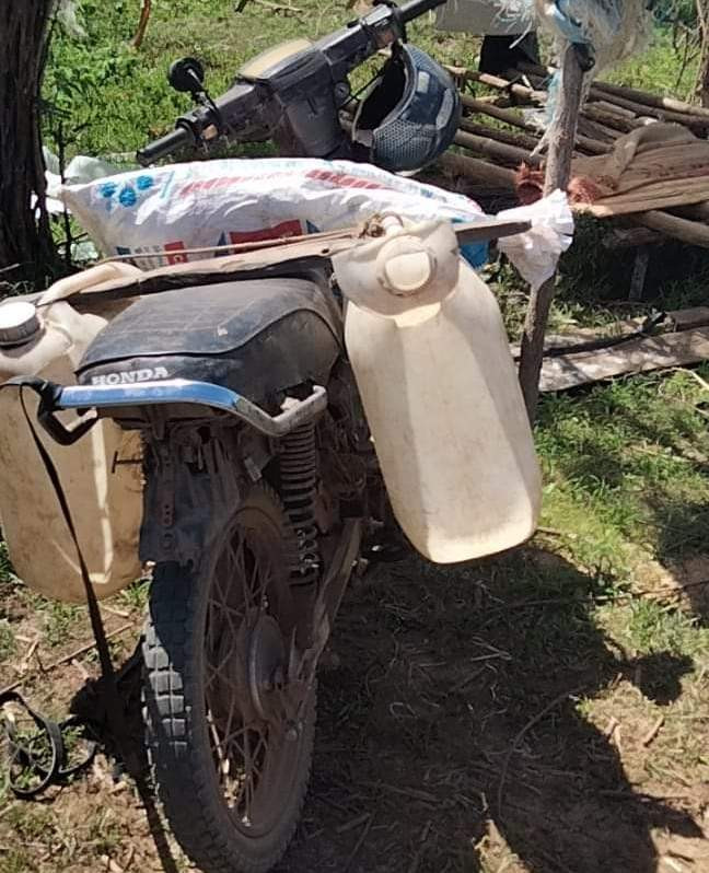 Chiếc xe máy của ông Đinh Văn Nhung để trên bờ. Ảnh: Người dân cung cấp Chiếc xe máy của ông Đinh Văn Nhung để trên bờ. Ảnh: Người dân cung cấp