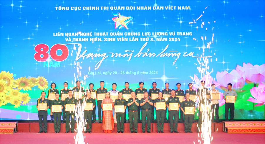 Chủ nhiệm Tổng cục Chính trị tặng bằng khen cho các cá nhân có tiết mục xuất sắc. Ảnh: Vĩnh Hoàng Chủ nhiệm Tổng cục Chính trị tặng bằng khen cho các cá nhân có tiết mục xuất sắc. Ảnh: Vĩnh Hoàng