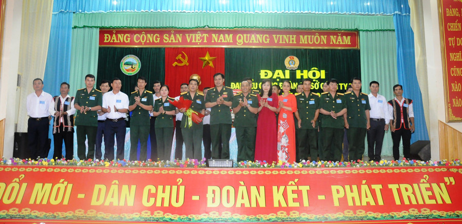 Ban chấp hành Công đoàn nhiệm kỳ 2023-2028 và đoàn đại biểu đi dự đại hội cấp trên ra mắt đại hội. Ảnh: Vĩnh Hoàng Ban chấp hành Công đoàn nhiệm kỳ 2023-2028 và đoàn đại biểu đi dự đại hội cấp trên ra mắt đại hội. Ảnh: Vĩnh Hoàng