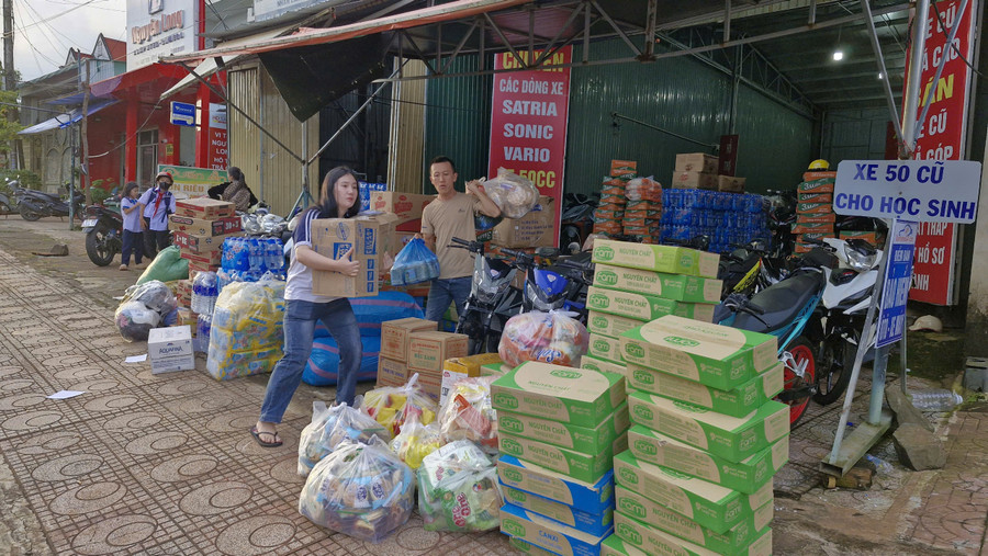 Vợ chồng chị Ngô Thị Thìn tập kết hàng hóa để gửi ra ủng hộ đồng bào các tỉnh phía Bắc. Ảnh: Vĩnh Hoàng Vợ chồng chị Ngô Thị Thìn tập kết hàng hóa để gửi ra ủng hộ đồng bào các tỉnh phía Bắc. Ảnh: Vĩnh Hoàng