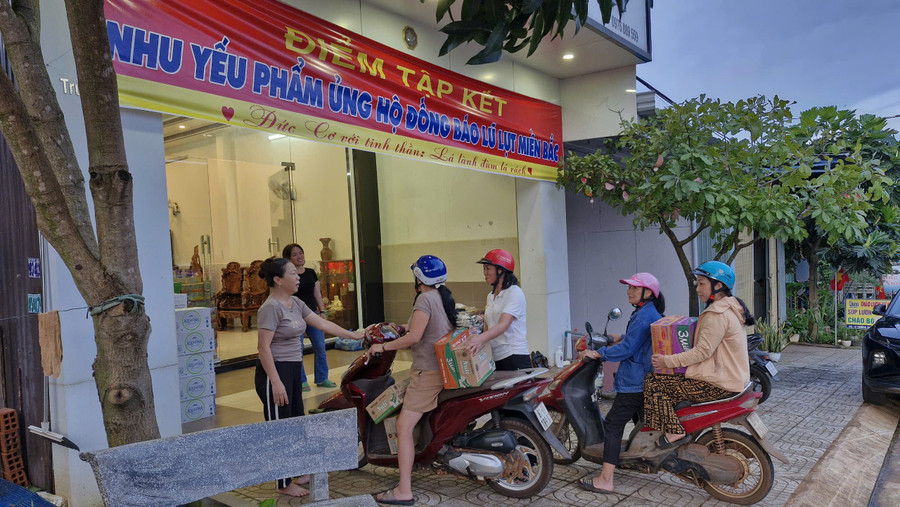 Người dân chở hàng hóa, nhu yếu phẩm đến nhà chị Dương Thị Ly Ly để chuyển ra ủng hộ đồng bào bị ảnh hưởng do bão số 3. Ảnh: Vĩnh Hoàng Người dân chở hàng hóa, nhu yếu phẩm đến nhà chị Dương Thị Ly Ly để chuyển ra ủng hộ đồng bào bị ảnh hưởng do bão số 3. Ảnh: Vĩnh Hoàng