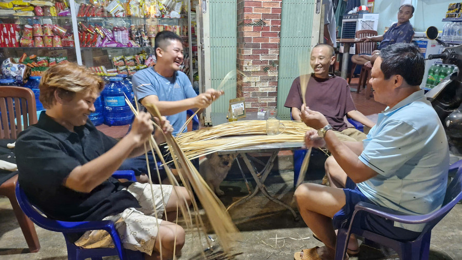 Những người không biết gói bánh chưng thì hỗ trợ chẻ lạt, gom củi. Ảnh: Vĩnh Hoàng Những người không biết gói bánh chưng thì hỗ trợ chẻ lạt, gom củi. Ảnh: Vĩnh Hoàng