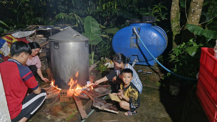 Người dân tập trung nấu bánh chưng, bánh tét để gửi ra ủng hộ đồng bào bị thiên tai. Ảnh: Vĩnh Hoàng Người dân tập trung nấu bánh chưng, bánh tét để gửi ra ủng hộ đồng bào bị thiên tai. Ảnh: Vĩnh Hoàng