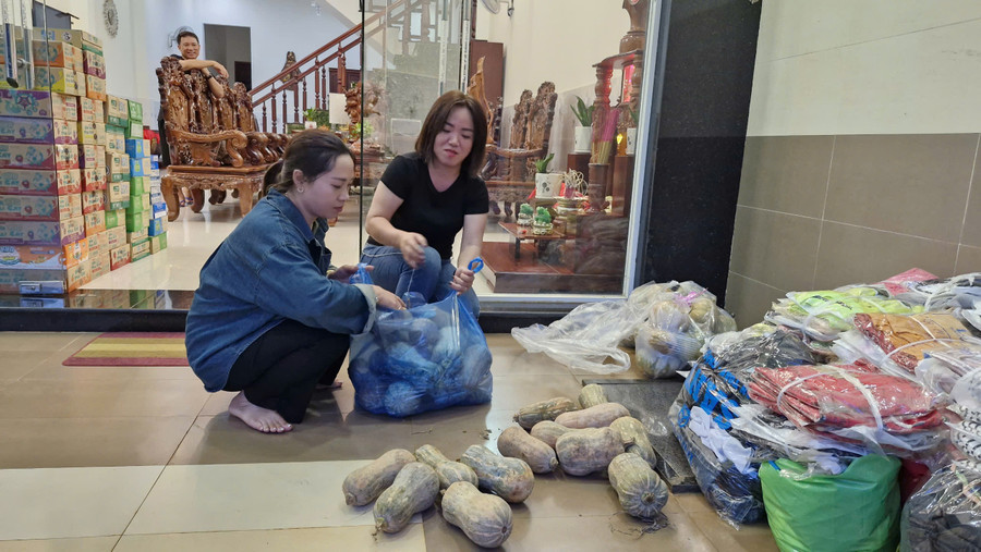 Chị Dương Thị Ly Ly ( áo đen) cùng bạn sắp xếp những mặt hàng của người dân biên giới Đức Cơ chia sẻ khó khăn với đồng bào các tỉnh phía Bắc. Ảnh: Vĩnh Hoàng Chị Dương Thị Ly Ly ( áo đen) cùng bạn sắp xếp những mặt hàng của người dân biên giới Đức Cơ chia sẻ khó khăn với đồng bào các tỉnh phía Bắc. Ảnh: Vĩnh Hoàng