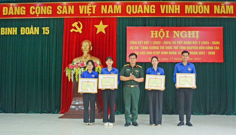 Binh đoàn 15 tặng bằng khen cho 4 trí thức trẻ tình nguyện đã hoàn thành xuất sắc nhiệm vụ. Ảnh: Vĩnh Hoàng Binh đoàn 15 tặng bằng khen cho 4 trí thức trẻ tình nguyện đã hoàn thành xuất sắc nhiệm vụ. Ảnh: Vĩnh Hoàng